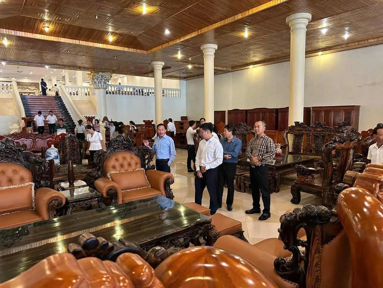 Chuyên Sản xuất kinh doanh các mặt hàng gỗ tự nhiên