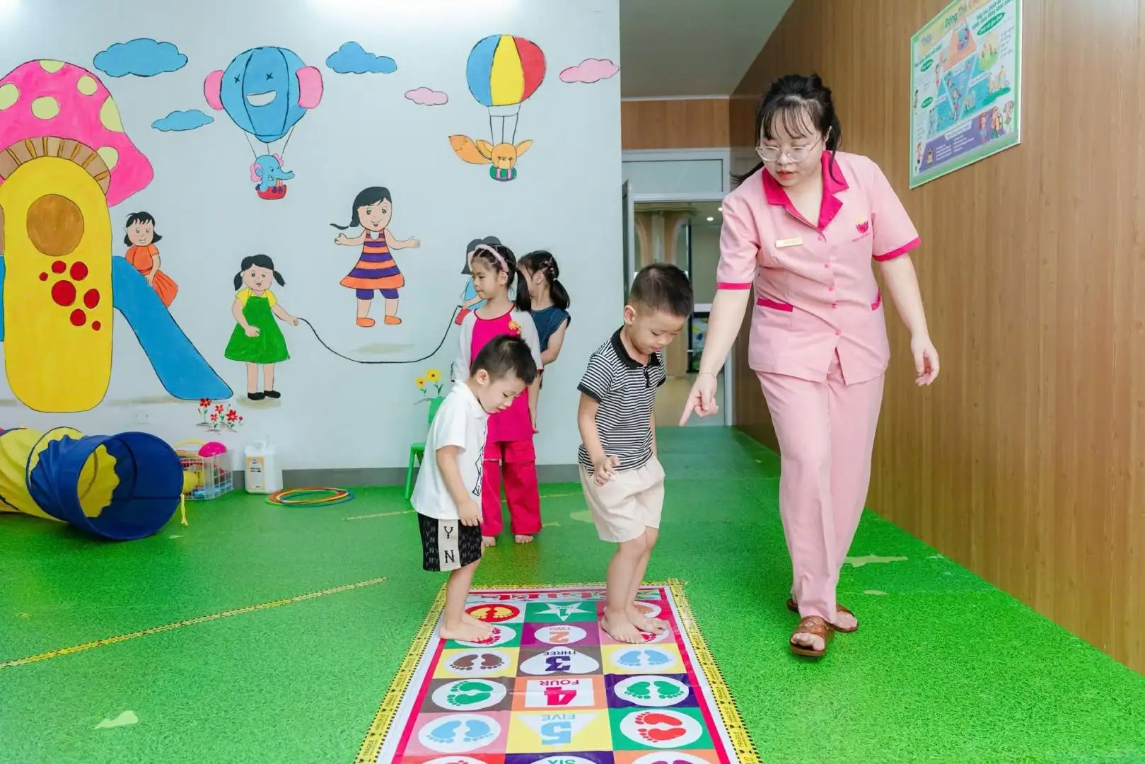 Chuyên Tâm lý học - giáo dục chuyên biệt, khám nhi (tai, mũi, họng, da liễu,...)